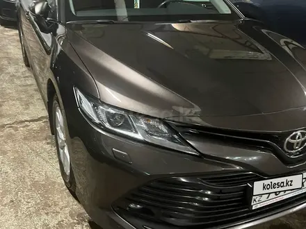 Toyota Camry 2018 года за 12 500 000 тг. в Астана – фото 2