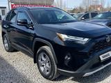 Toyota RAV4 2022 года за 14 500 000 тг. в Актобе