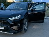 Toyota RAV4 2022 года за 14 500 000 тг. в Актобе – фото 2