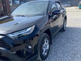 Toyota RAV4 2022 года за 14 500 000 тг. в Актобе – фото 3