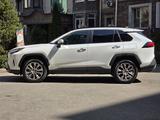 Toyota RAV4 2023 года за 18 900 000 тг. в Алматы – фото 2