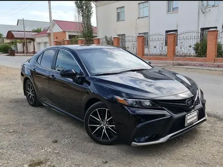 Toyota Camry 2021 года за 15 500 000 тг. в Кызылорда – фото 2