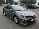 Toyota Camry 2023 года за 15 200 000 тг. в Костанай – фото 3