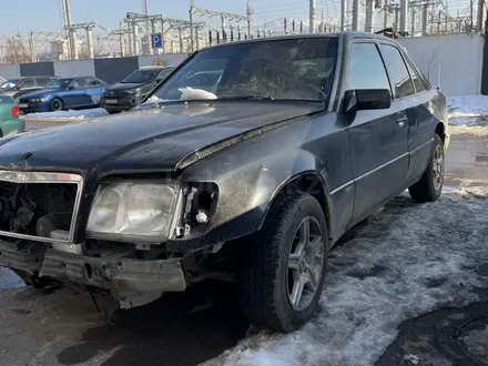 Mercedes-Benz E 220 1993 года за 750 000 тг. в Алматы – фото 3