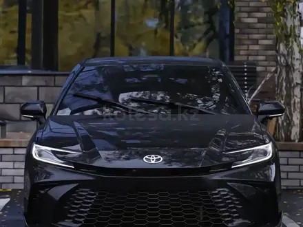 Toyota Camry 2025 года за 18 100 000 тг. в Алматы – фото 2