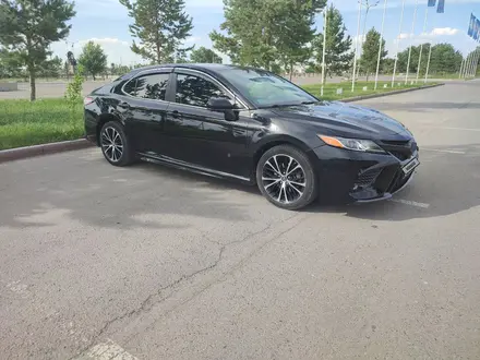 Toyota Camry 2018 года за 9 300 000 тг. в Тараз – фото 2