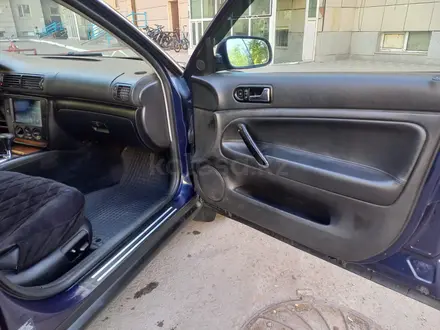 Volkswagen Passat 2004 года за 3 000 000 тг. в Астана – фото 9