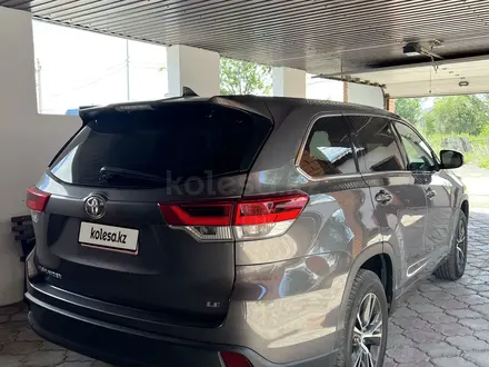 Toyota Highlander 2018 года за 12 300 000 тг. в Атырау – фото 4