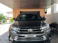 Toyota Highlander 2018 года за 12 300 000 тг. в Атырау – фото 2