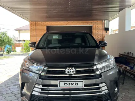 Toyota Highlander 2018 года за 12 300 000 тг. в Атырау – фото 2