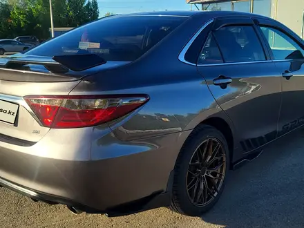 Toyota Camry 2016 года за 7 100 000 тг. в Актобе – фото 2