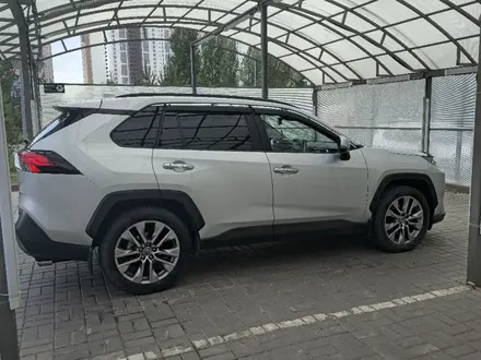 Toyota RAV4 2019 года за 13 000 000 тг. в Астана – фото 2