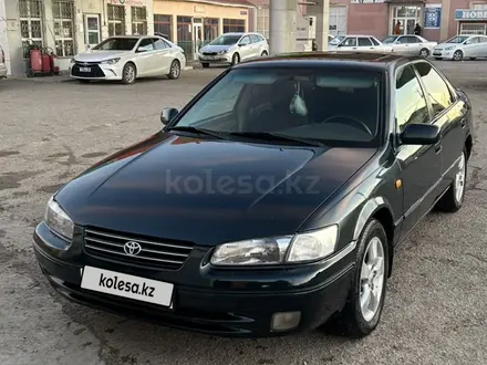 Toyota Camry 1998 года за 3 600 000 тг. в Байконыр – фото 2