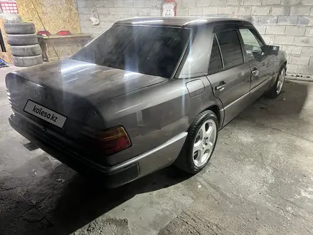 Mercedes-Benz E 220 1994 года за 2 300 000 тг. в Алматы – фото 26