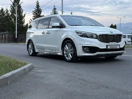 Kia Carnival 2017 года за 11 500 000 тг. в Алматы – фото 2