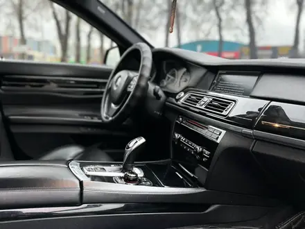 BMW 750 2010 года за 12 000 000 тг. в Алматы – фото 18