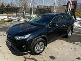 Toyota RAV4 2022 года за 16 200 000 тг. в Алматы – фото 2