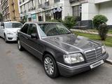 Mercedes-Benz E 220 1994 года за 1 550 000 тг. в Алматы