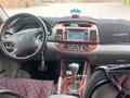 Toyota Camry 2004 года за 3 500 000 тг. в Актобе – фото 4
