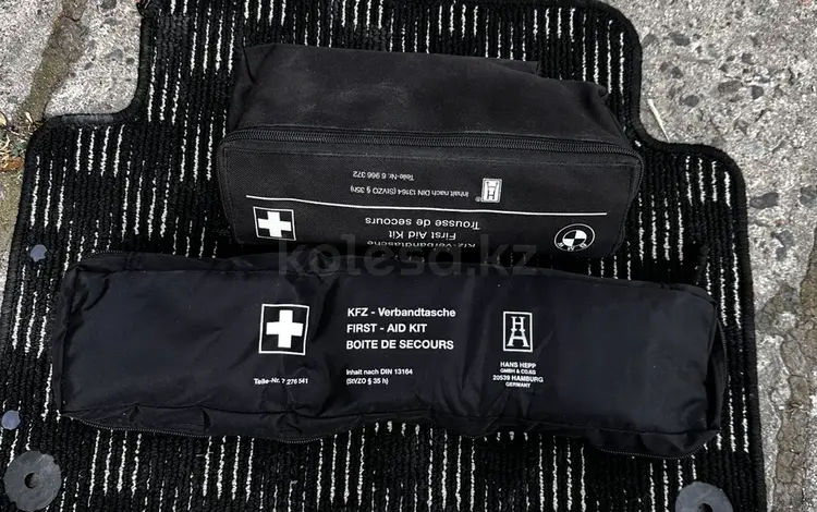 Аптечка и аварийный знак bmw фальшфейер за 10 000 тг. в Алматы