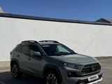 Toyota RAV4 2021 года за 15 000 000 тг. в Жанаозен
