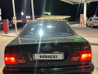 Mercedes-Benz E 230