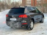 Volkswagen Touareg 2012 годаfor9 300 000 тг. в Атырау – фото 4