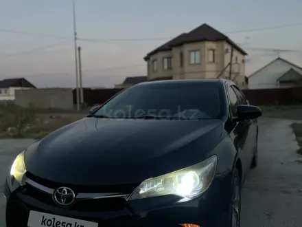 Toyota Camry 2015 года за 9 000 000 тг. в Атырау – фото 2