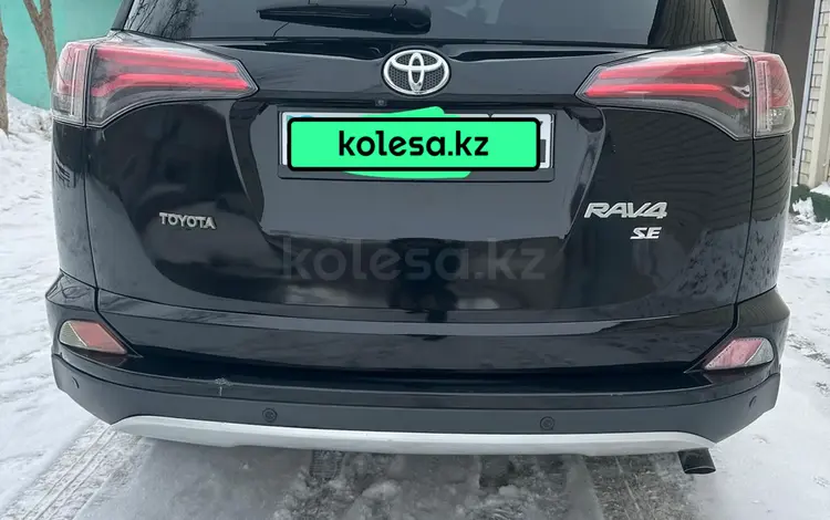 Toyota RAV4 2016 года за 10 900 000 тг. в Актобе