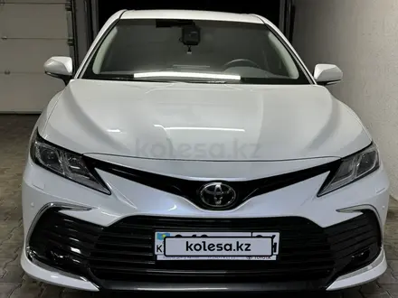 Toyota Camry 2023 года за 18 200 000 тг. в Алматы