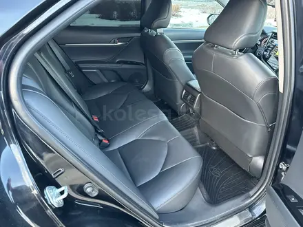 Toyota Camry 2018 года за 13 250 000 тг. в Астана – фото 35