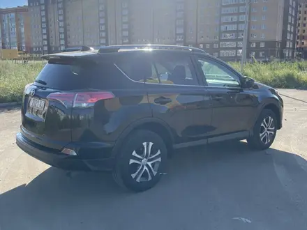 Toyota RAV4 2017 года за 7 600 000 тг. в Уральск – фото 2