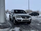 Volkswagen Touareg 2005 годаүшін4 200 000 тг. в Караганда