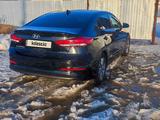 Hyundai Elantra 2017 года за 7 800 000 тг. в Уральск – фото 2