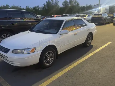 Toyota Camry 1997 года за 3 600 000 тг. в Усть-Каменогорск – фото 2