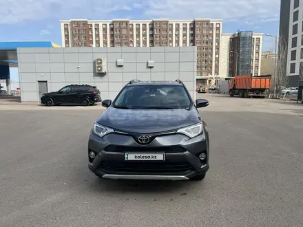 Toyota RAV4 2018 года за 12 500 000 тг. в Астана – фото 2