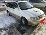 Kia Carnival 2002 года за 2 000 000 тг. в Уральск – фото 2