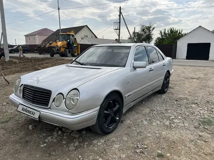 Mercedes-Benz E 230 1998 года за 2 500 000 тг. в Атырау – фото 3