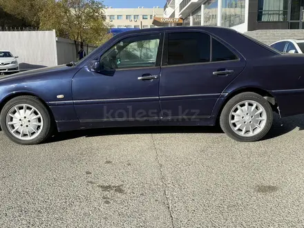 Mercedes-Benz C 180 1999 года за 2 500 000 тг. в Атырау – фото 2