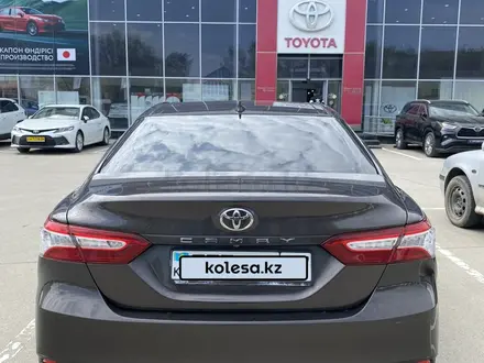 Toyota Camry 2019 года за 13 500 000 тг. в Актобе – фото 2