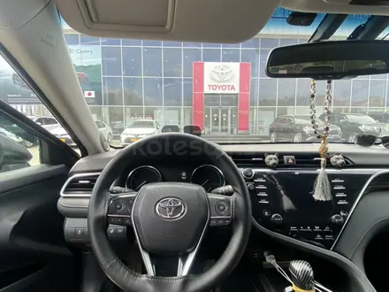 Toyota Camry 2019 года за 13 500 000 тг. в Актобе – фото 8