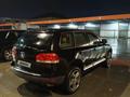 Volkswagen Touareg 2005 года за 4 250 000 тг. в Актау – фото 2