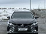 Toyota Camry 2018 года за 14 500 000 тг. в Актобе – фото 2