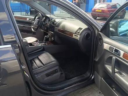 Volkswagen Touareg 2007 года за 8 300 000 тг. в Караганда – фото 13