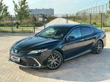 Toyota Camry 2023 года за 15 600 000 тг. в Актау