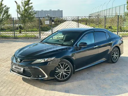 Toyota Camry 2023 года за 15 600 000 тг. в Актау