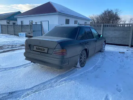 Mercedes-Benz E 200 1993 года за 1 300 000 тг. в Актобе – фото 3