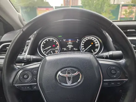 Toyota Camry 2018 года за 13 200 000 тг. в Астана – фото 13