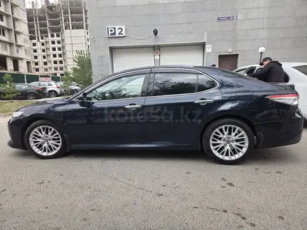 Toyota Camry 2018 года за 13 200 000 тг. в Астана – фото 14
