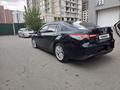 Toyota Camry 2018 года за 13 200 000 тг. в Астана – фото 15